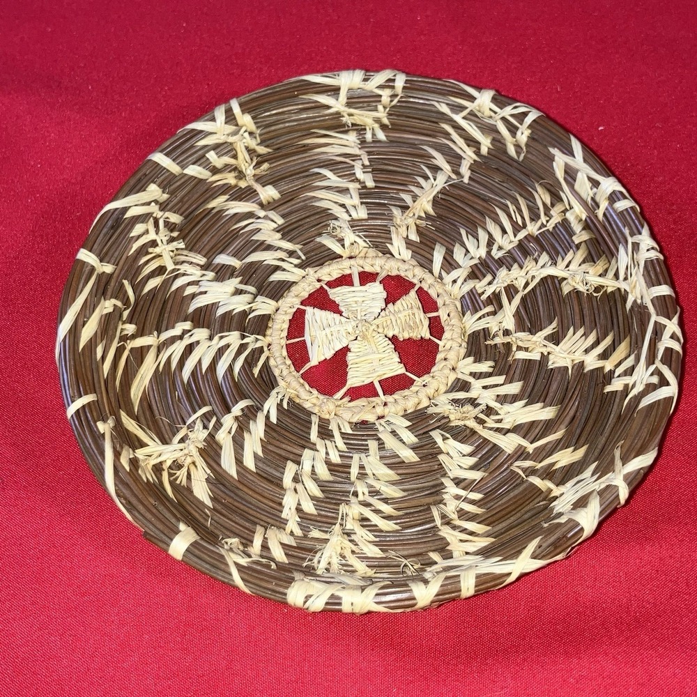 Vintage Handwoven Pine Needle Box with Lid / Handcrafted Coiled Basketry‎ - Picture 6 of 15